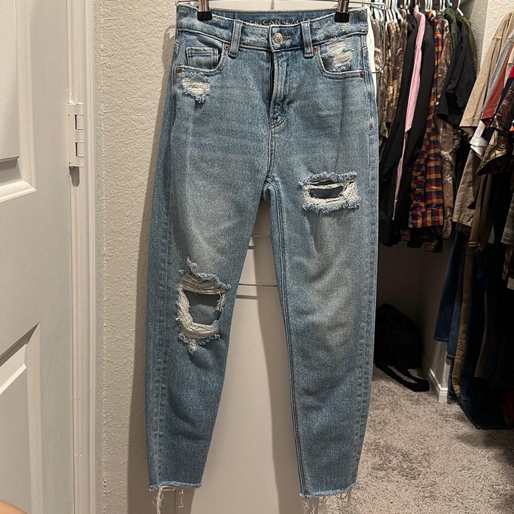 American Eagle Distressed Stretchy Mom Jean. 000 X-Short
